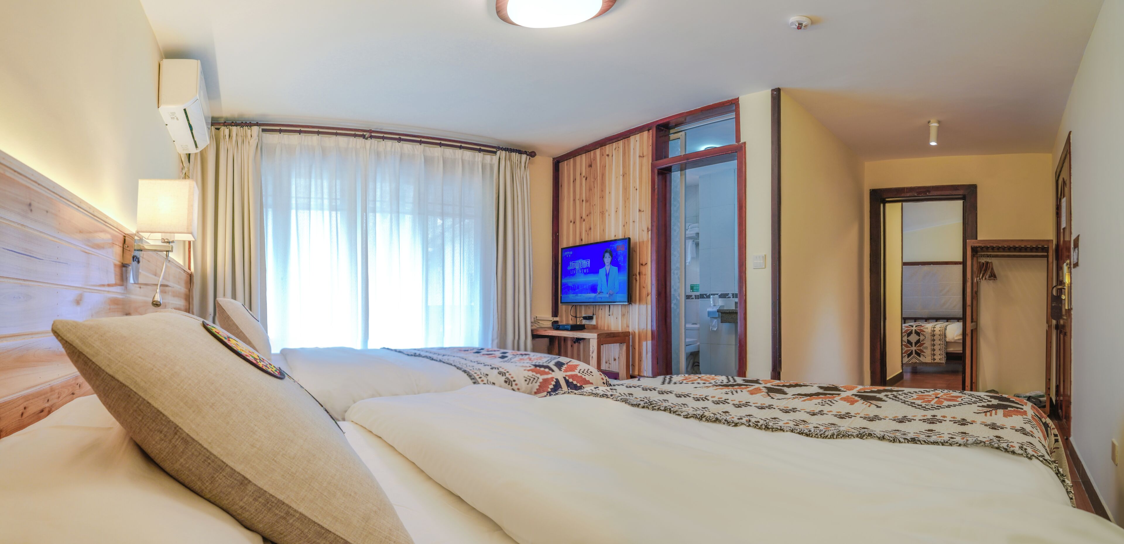 Triple Room | Desk, blackout curtains, soundproofing, free cots/infant beds