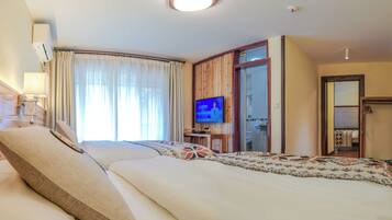 Triple Room | Desk, blackout curtains, soundproofing, free cots/infant beds