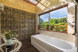 Romantic Room | Bathroom | Rainfall showerhead, free toiletries, hair dryer, slippers - Snow Lion Riverside Resort (Guilin)