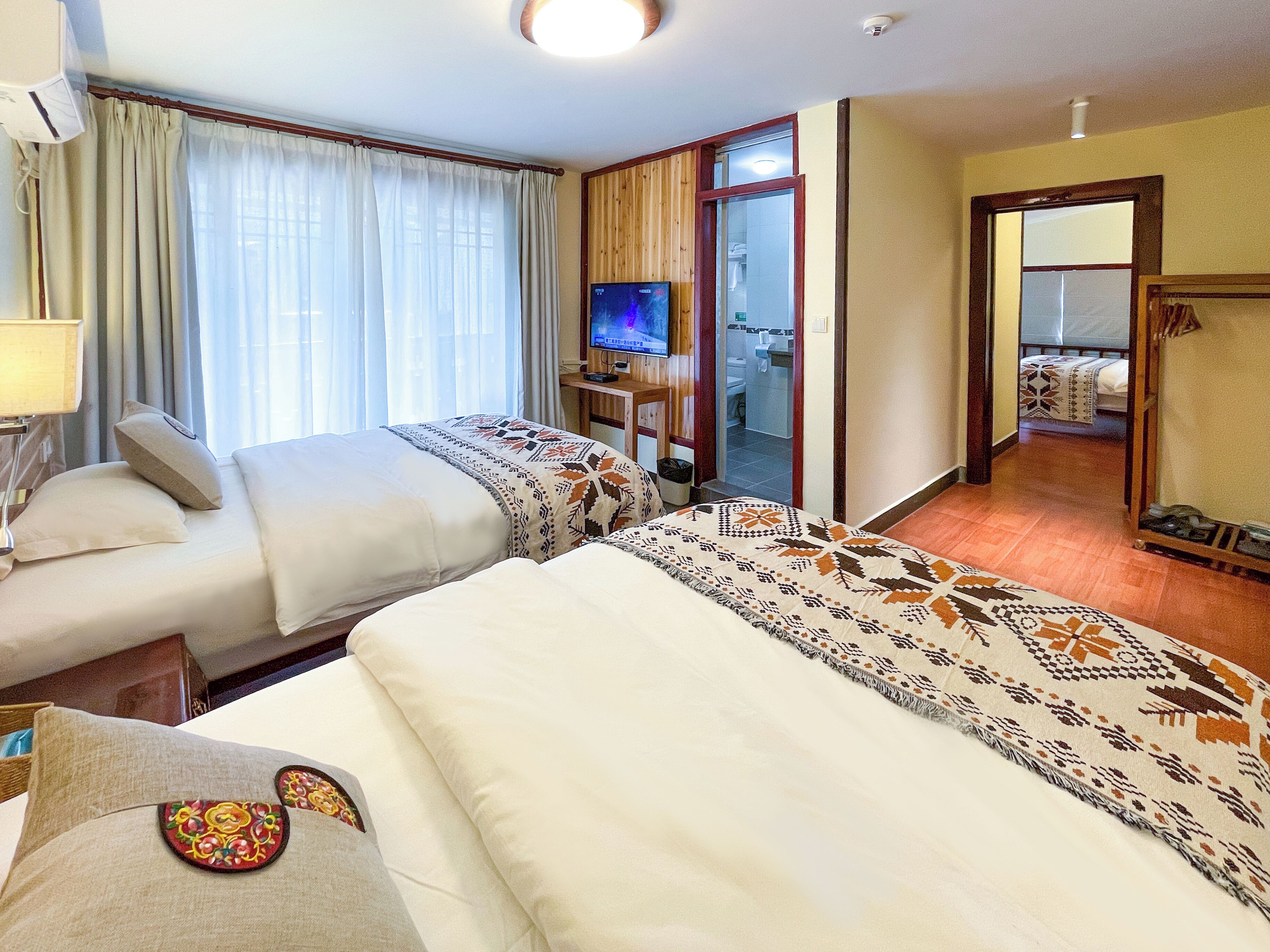 Triple Room | Desk, blackout drapes, soundproofing, free cribs/infant beds