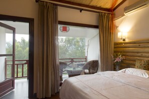 Deluxe Double Room | Desk, blackout drapes, soundproofing, free cribs/infant beds - Snow Lion Riverside Resort (Guilin)