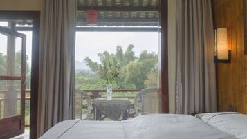 مكتب وستائر تعتيم وتجهيزات عازلة للصوت وأسرّة أطفال/رضّع (مجانًا)