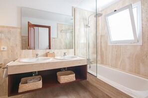 Duschwanne, Haartrockner, Bidet, Handtücher