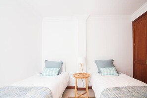 Schreibtisch, Bügeleisen/Bügelbrett, Reisekinderbett, kostenloses WLAN