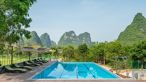 Una piscina al aire libre