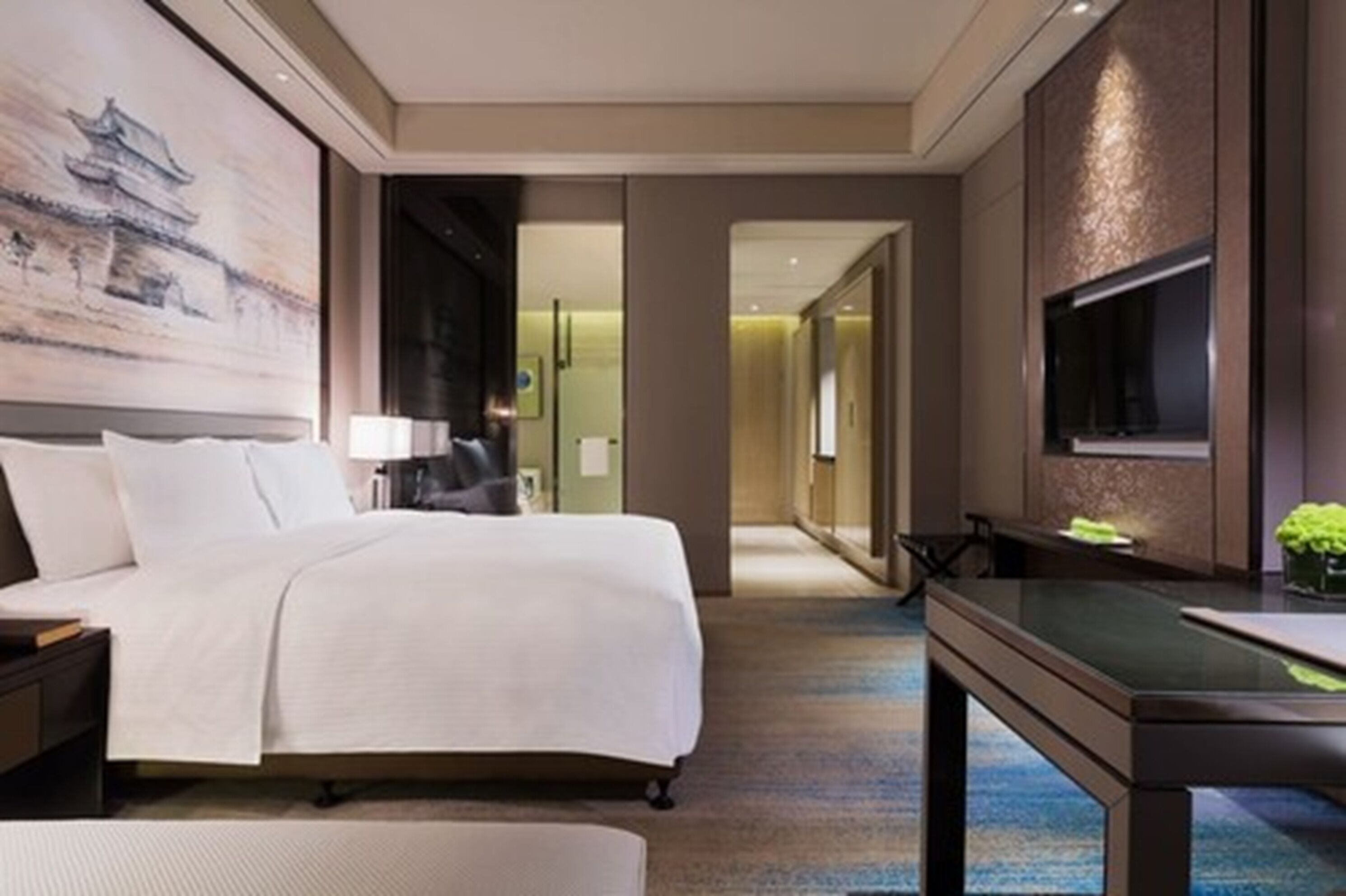 豪华大床房 | 迷你吧、客房内保险箱、办公桌、遮光窗帘