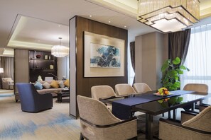 Minibar, caja de seguridad en la habitación y escritorio 