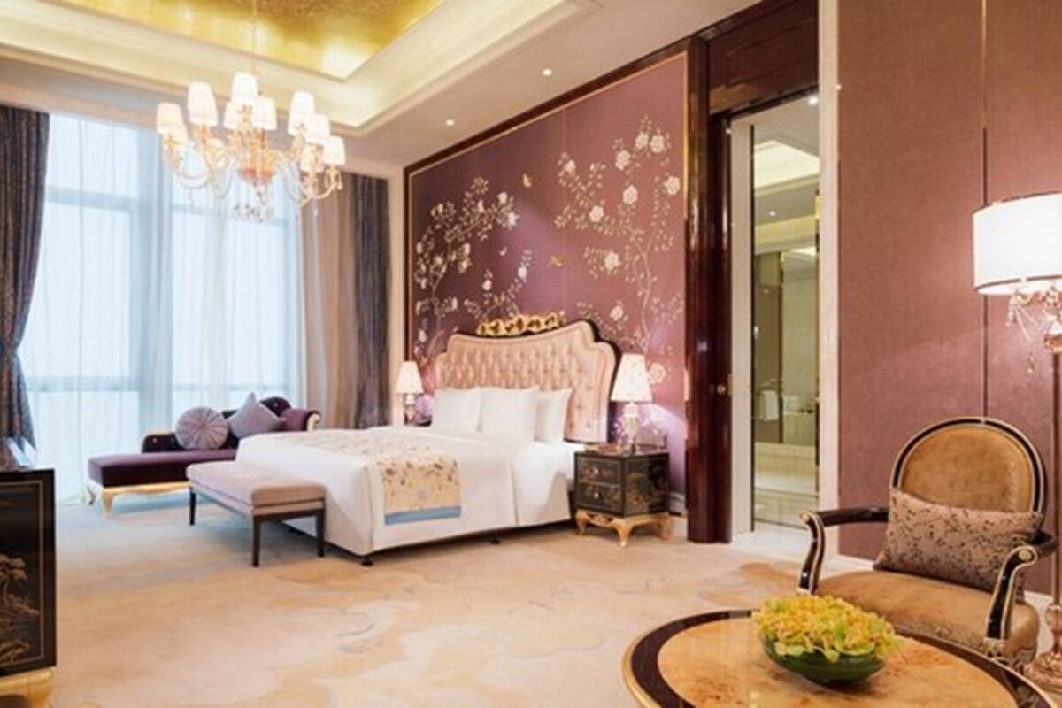 Presidential Suite | Minibar, in-room safe, desk, blackout curtains