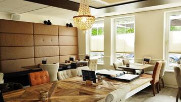 Frühstück und Abendessen, lokale und internationale Küche