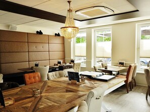 朝食、ディナーに営業 (郷土料理と各国料理)