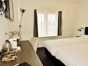 Minibar, safe på rommet, skrivebord og lydisolert