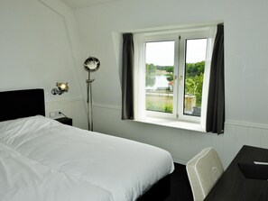 ミニバー、セーフティボックス (室内)、デスク、防音設備