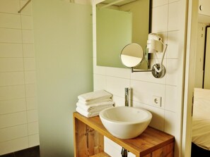Dusj, regndusjhode, toalettartikler (inkludert) og hårføner