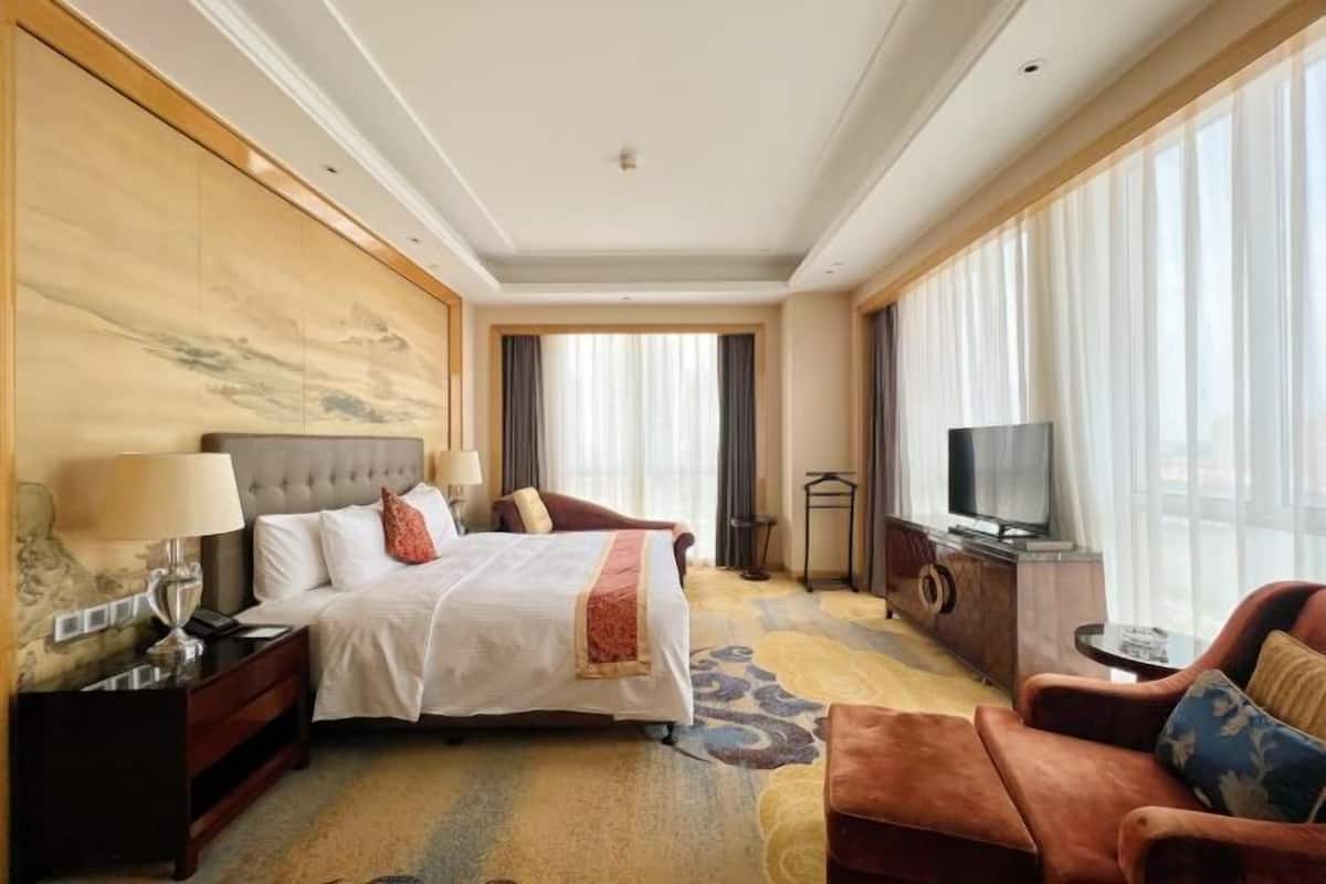 Down comforters, minibar, in-room safe, desk