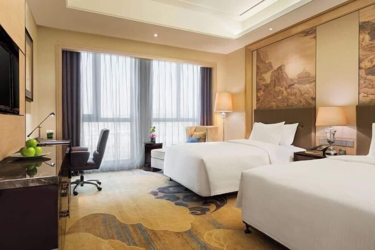 Down comforters, minibar, in-room safe, desk