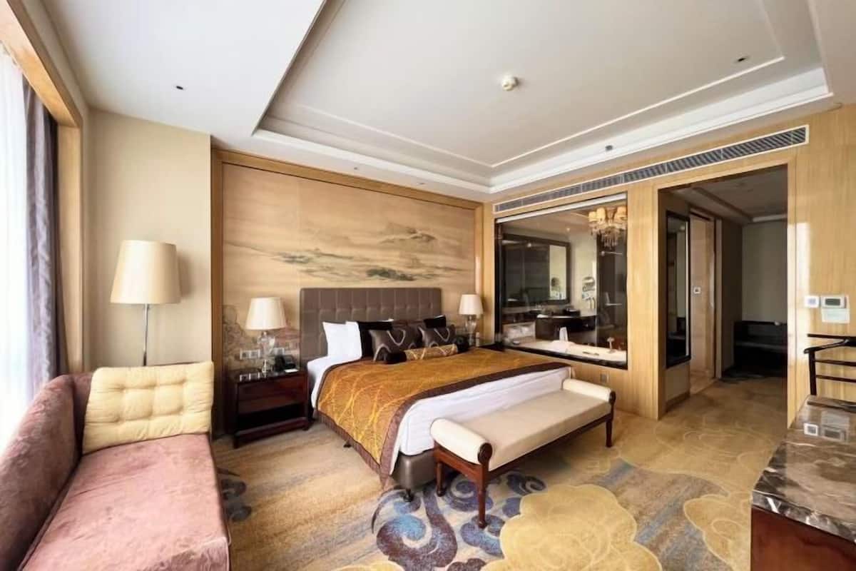 Down comforters, minibar, in-room safe, desk
