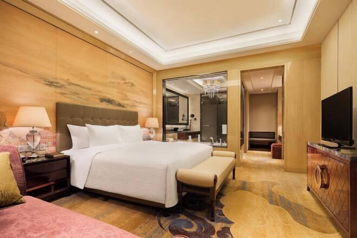 Down comforters, minibar, in-room safe, desk