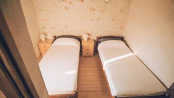 3 bedrooms, in-room safe, desk, iron/ironing board