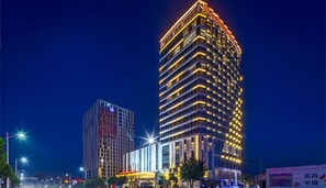 Fachada de la propiedad por la tarde o noche