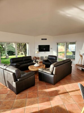 TV, fireplace, video games, DVD player - Property 480m2, sea view, heated swimming pool 6 bedrooms, 6 bathrooms, 3mn from the beach (Sari-Solenzara)