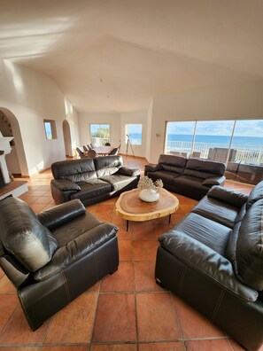 Télévision, cheminée, jeux vidéo, lecteur de DVD