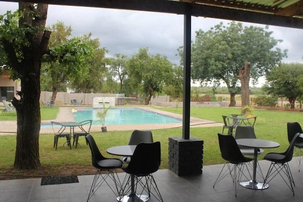 15 Außenpools, Sonnenschirme, Liegestühle