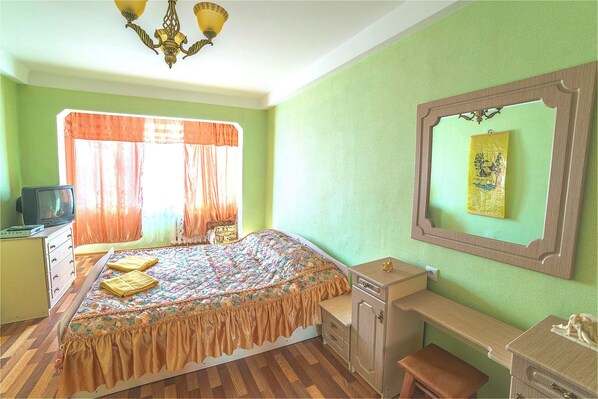 Economy Apartment (Mykilsko-Slobidska Str. 4b 1st floor) | Iron/ironing board, rollaway beds, free WiFi - Valentina Apartmenty (Kyiv)