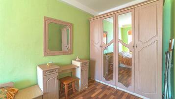 Economy Apartment (Mykilsko-Slobidska Str. 4b 1st floor) | Iron/ironing board, rollaway beds, free WiFi