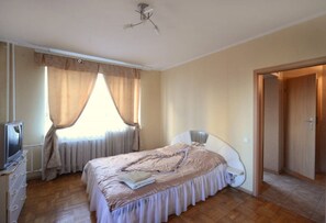 Economy Apartment (Mykilsko-Slobidska Str. 4 3rd floor) | Iron/ironing board, rollaway beds, free WiFi - Valentina Apartmenty (Kyiv)