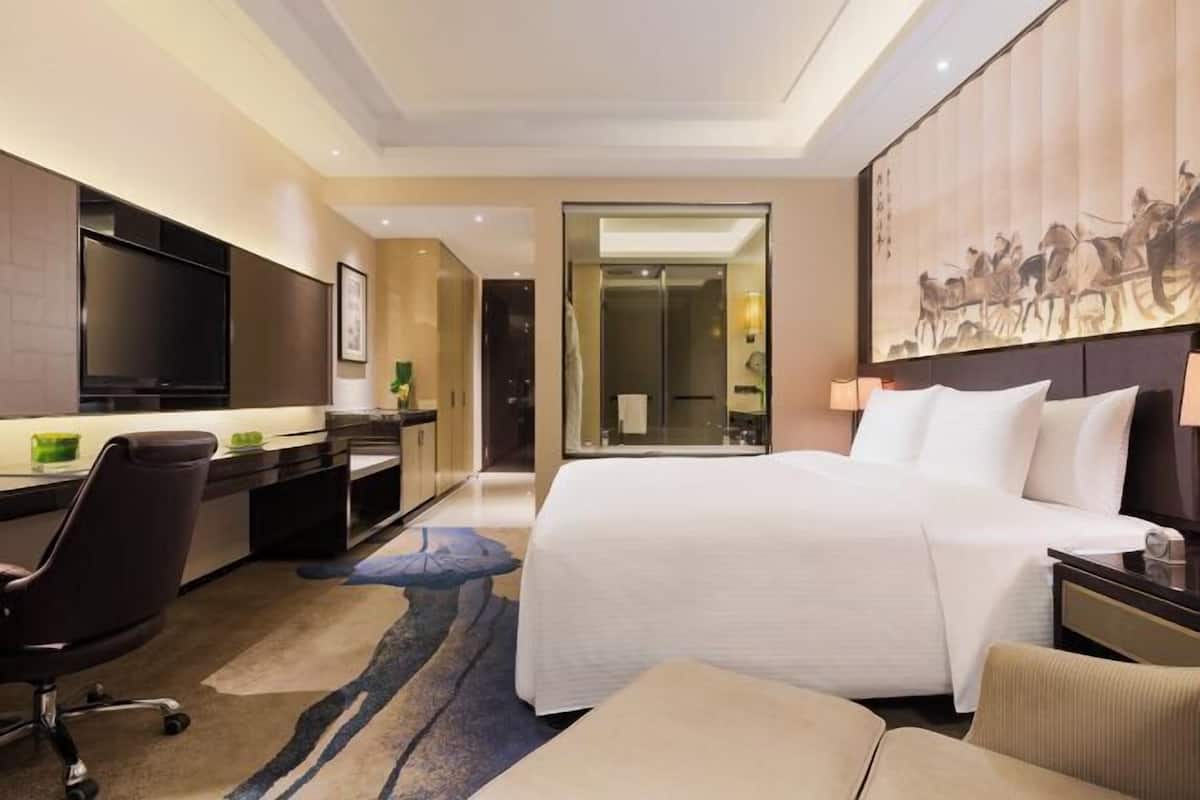 Hypo-allergenic bedding, minibar, in-room safe, desk