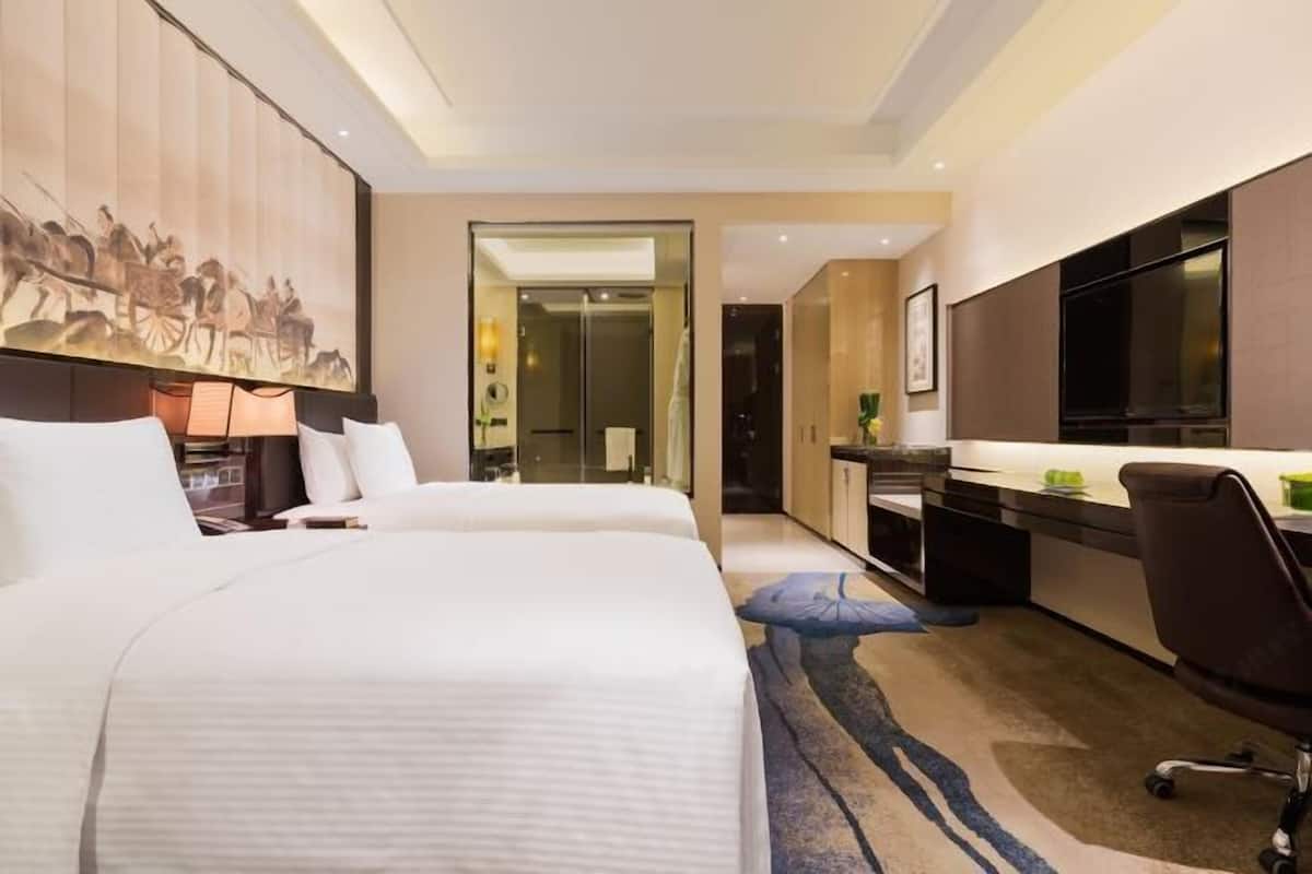 Hypo-allergenic bedding, minibar, in-room safe, desk