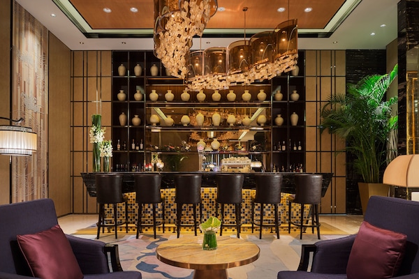 2 bars/lounges