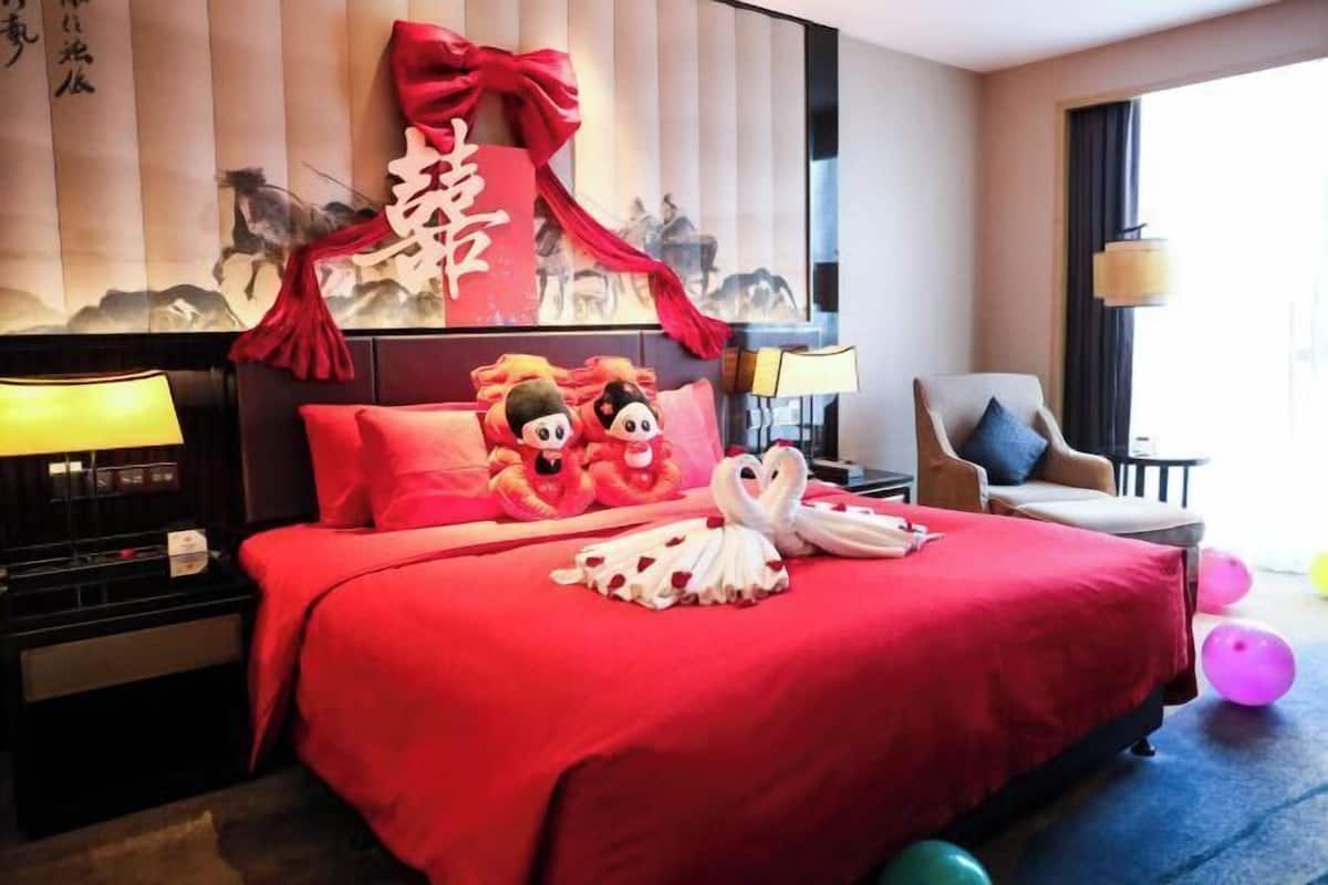 Hypo-allergenic bedding, down duvets, minibar, in-room safe