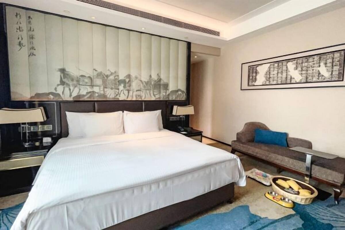 Hypo-allergenic bedding, minibar, in-room safe, desk