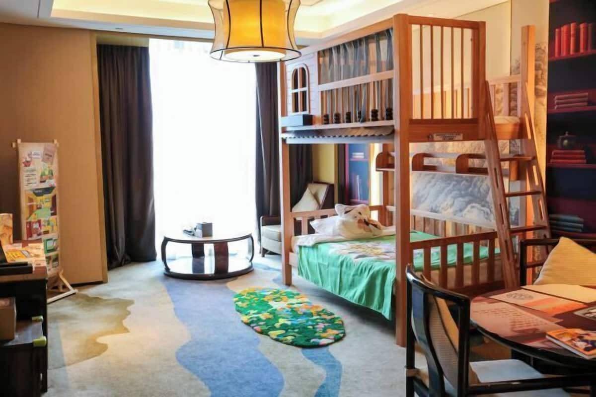 Hypo-allergenic bedding, minibar, in-room safe, desk