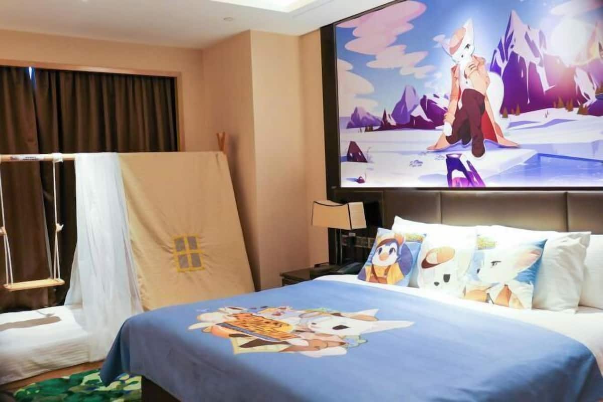 Hypo-allergenic bedding, minibar, in-room safe, desk