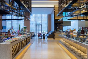 2 restaurants, breakfast served