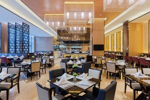 2 restaurantes, é servido café da manhã