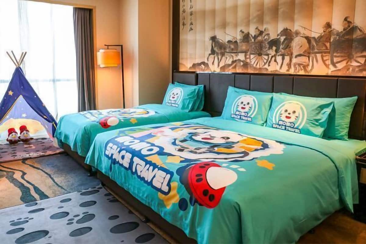 Hypo-allergenic bedding, minibar, in-room safe, desk