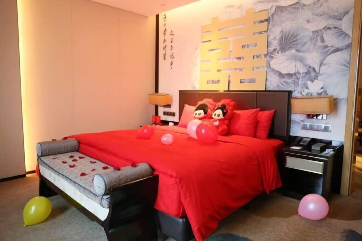 Hypo-allergenic bedding, down duvets, minibar, in-room safe