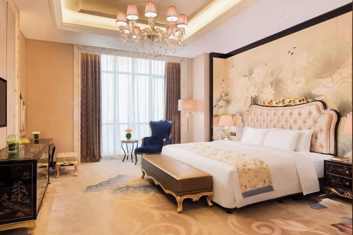 Hypo-allergenic bedding, minibar, in-room safe, desk