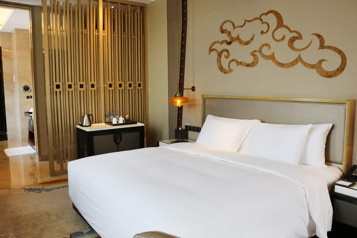 1 bedroom, minibar, desk, blackout drapes