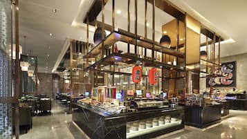 Daily buffet breakfast (CNY 138 per person)