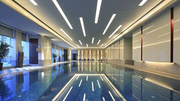 Kolam renang tertutup