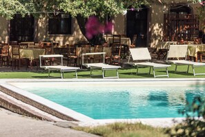 室外游泳池，日光浴躺椅