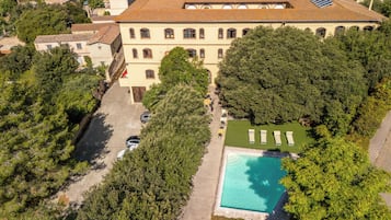 Outdoor pool, sun loungers