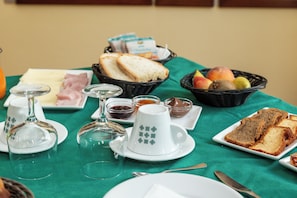 每日供应欧陆式早餐（每人 EUR 7）