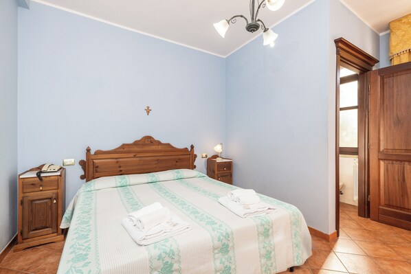 Standard Double or Twin Room, Courtyard Area | Desk, bed sheets, wheelchair access