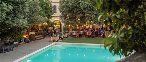 Outdoor pool, pool loungers