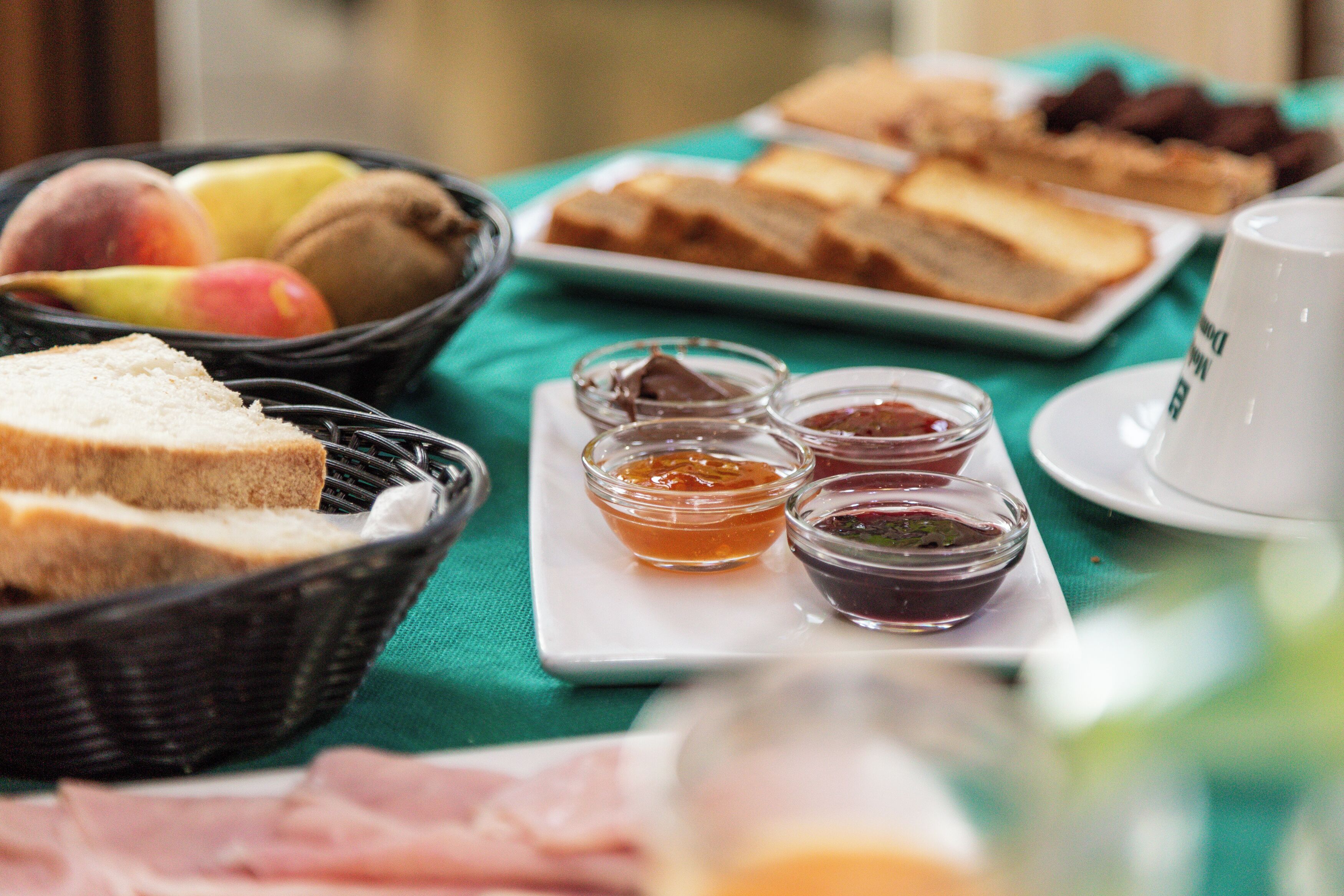 Un bufé de desayuno con diversos alimentos y acompañamientos.